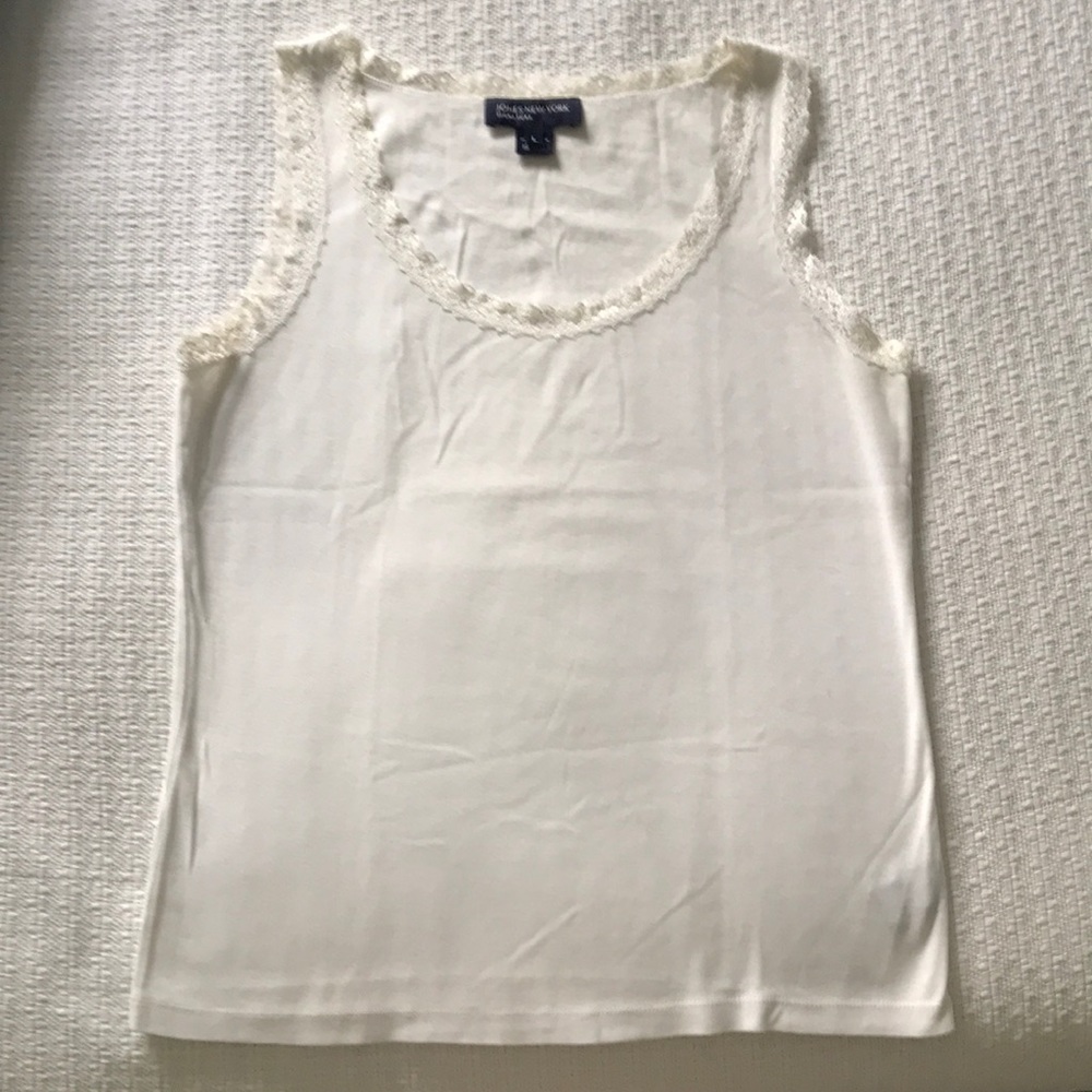 Jones New York sleeveless top with lace trim